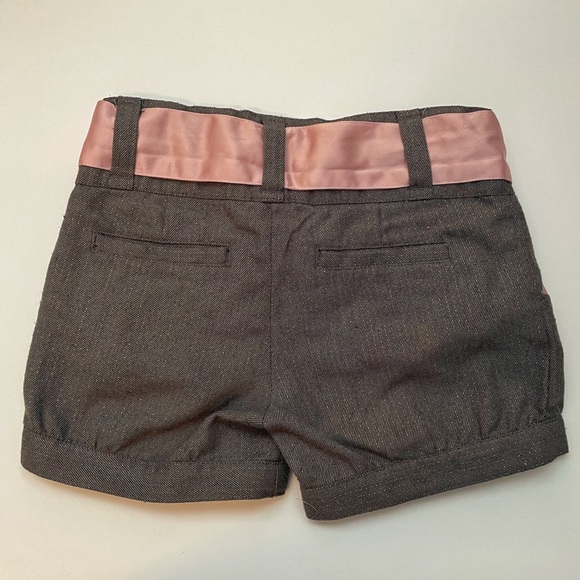 H&M Girls Pinstriped Gray Dress Shorts in Size 6-7Y - Picture 2 of 8